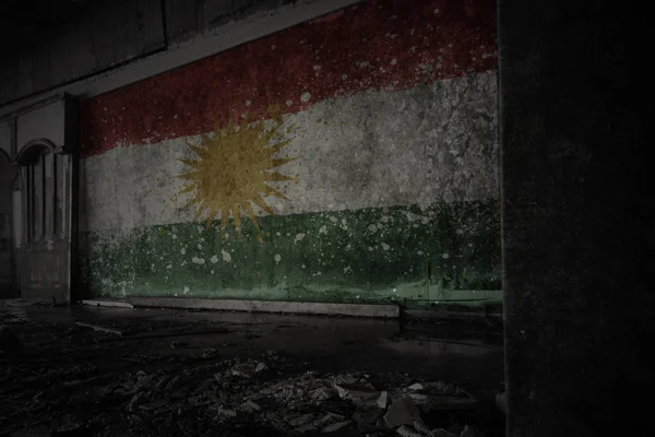 Malowana Flaga Kurdystanu na brudnej starej ścianie w opuszczonym zrujnowanym domu. — Zdjęcie stockowe