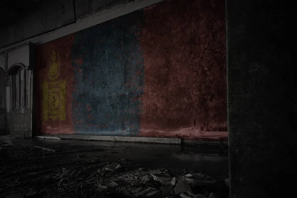 Geschilderde vlag van Mongolië op de vuile oude muur in een verlaten verwoeste huis. — Stockfoto