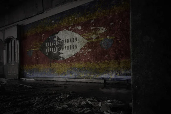 Geschilderde vlag van Swaziland op de vuile oude muur in een verlaten verwoeste huis. — Stockfoto