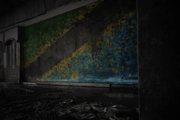 Drapeau peint de tanzanie sur le vieux mur sale dans une maison en ruine abandonnée . — Photo