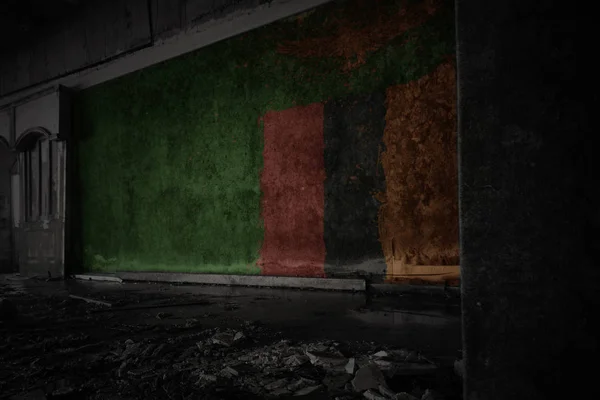Geschilderde vlag van Zambia op de vuile oude muur in een verlaten verwoeste huis. — Stockfoto