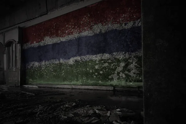 Vlajka Gambie na špinavé staré zdi v opuštěném zřícenině domu. — Stock fotografie
