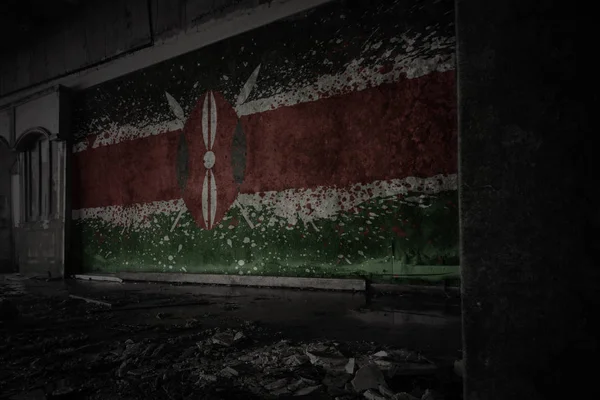 Drapeau peint du Kenya sur le vieux mur sale dans une maison en ruine abandonnée . — Photo
