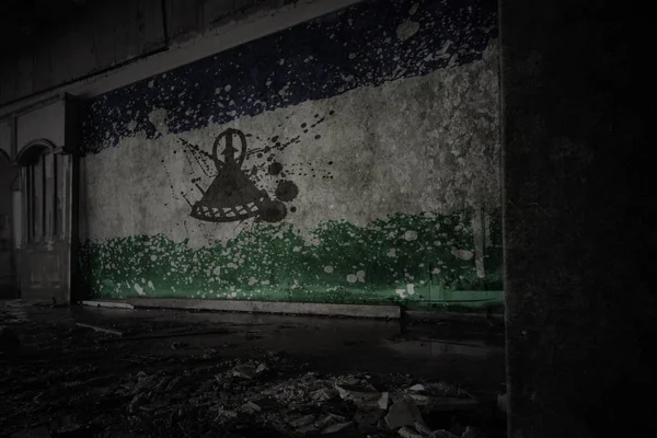 Βαμμένη σημαία του Λεσότο στον βρώμικο παλιό τοίχο σε ένα εγκαταλελειμμένο ερειπωμένο σπίτι. — Φωτογραφία Αρχείου