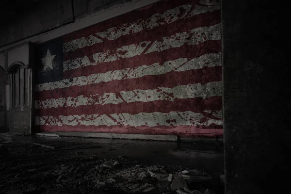Bandera pintada de Liberia en la pared vieja sucia en una casa arruinada abandonada . — Foto de Stock