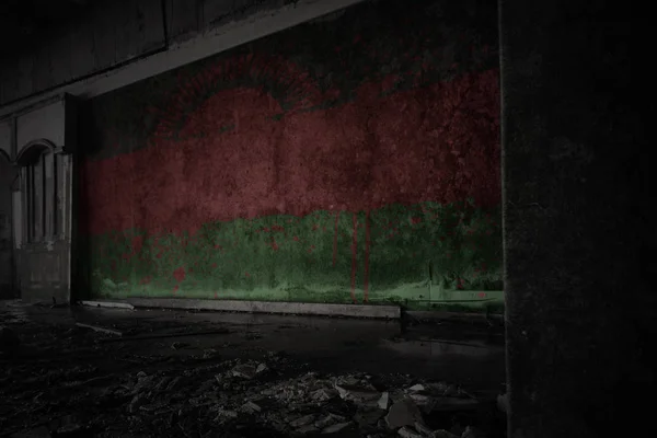 画的马拉维国旗在一个废弃的废墟的肮脏的老墙上. — 图库照片