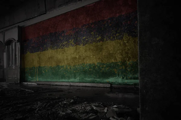 Geschilderde vlag van Mauritius op de vuile oude muur in een verlaten verwoeste huis. — Stockfoto