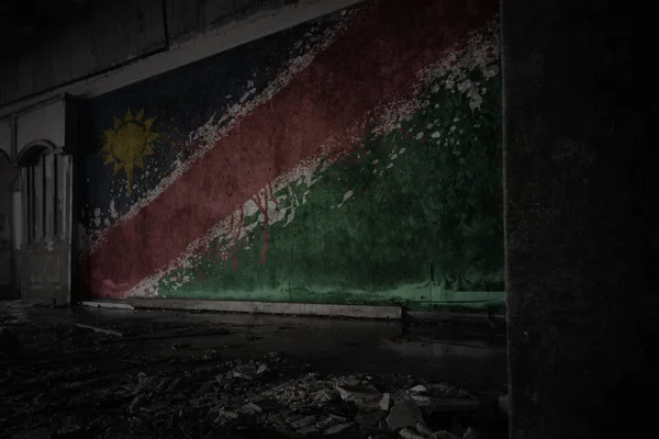 Geschilderde vlag van Namibië op de vuile oude muur in een verlaten verwoeste huis. — Stockfoto