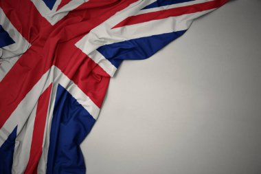gri bir arka planda Büyük Britanya 'nın Ulusal bayrağı sallıyor.