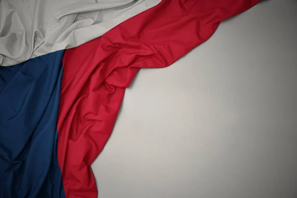 Ondeando la bandera nacional de la República Checa sobre un fondo gris . — Foto de Stock