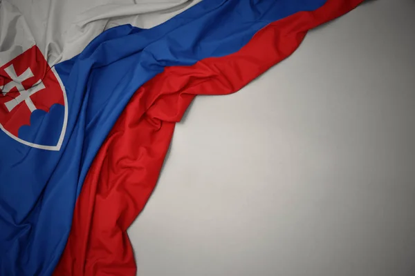 Sventolando bandiera nazionale della Slovacchia su sfondo grigio . — Foto Stock
