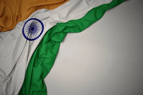 Das Schwenken der indischen Nationalflagge auf grauem Hintergrund. — Stockfoto