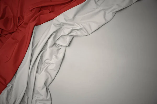 Az indonéz nemzeti zászló szürke háttérrel. — Stock Fotó