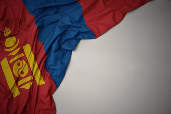 Mávající národní vlajku Mongolska na šedém pozadí. — Stock fotografie