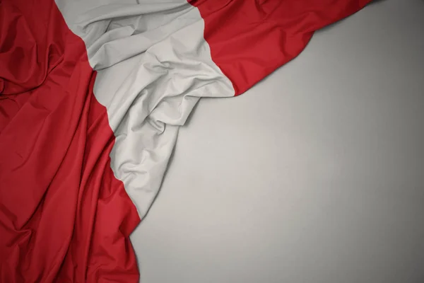 Integetett nemzeti zászló Peru szürke háttér. — Stock Fotó