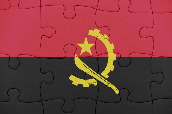 Quebra-cabeça com a bandeira nacional de angola . — Fotografia de Stock