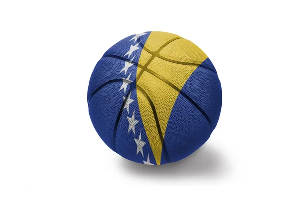 Pelota de baloncesto con la bandera nacional de Bosnia y Herzegovina sobre el fondo blanco —  Fotos de Stock