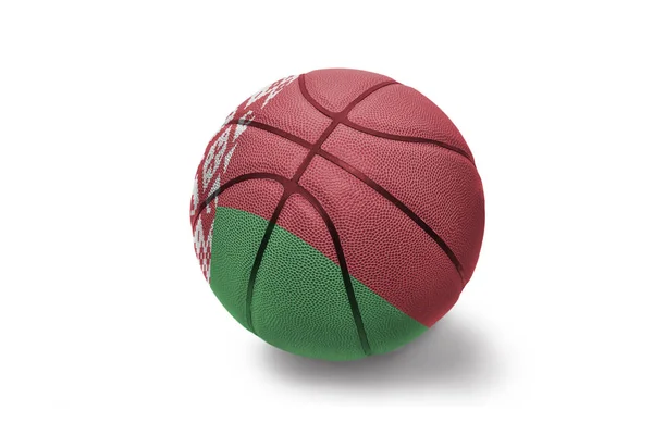 पांढरा पार्श्वभूमीवर बेलारूस राष्ट्रीय ध्वज बास्केटबॉल चेंडू — स्टॉक फोटो, इमेज