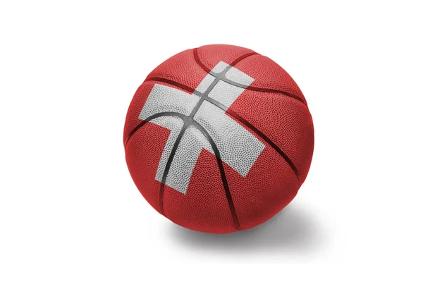Basketbalová koule s národní vlajkou Švýcarska na bílém pozadí — Stock fotografie