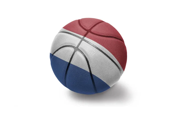 Basketballball mit der Nationalflagge der Niederlande auf weißem Hintergrund — Stockfoto