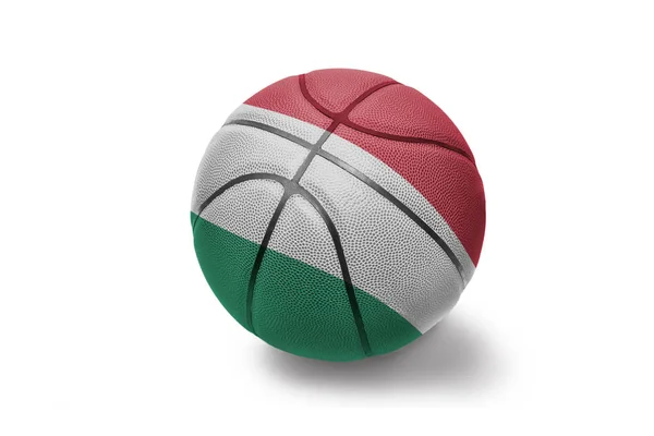 Bola de basquete com a bandeira nacional de húngaro no fundo branco — Fotografia de Stock