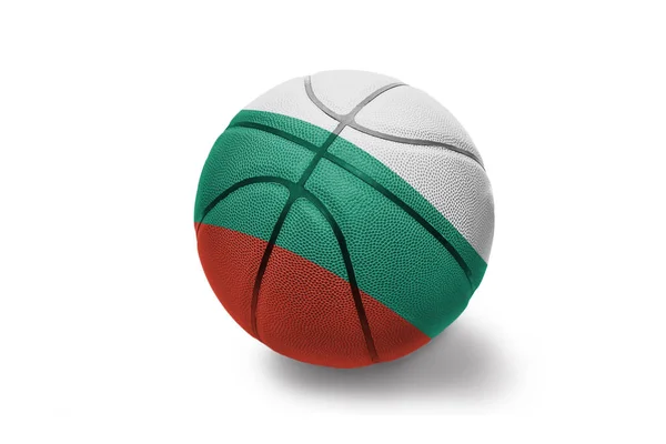 Bola de basquete com a bandeira nacional de búlgara no fundo branco — Fotografia de Stock