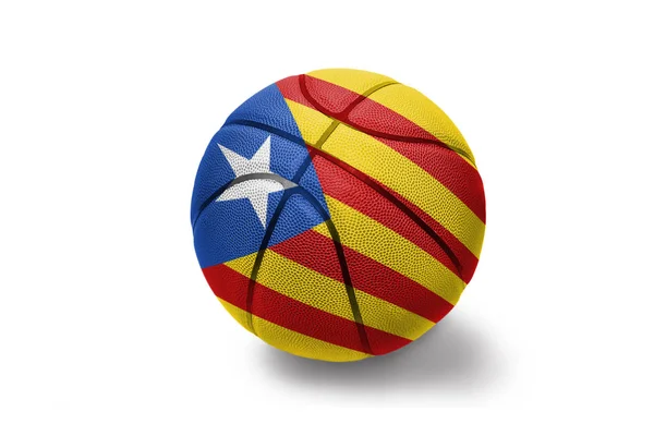 Piłka do koszykówki z Narodową flagą Katalonii na białym tle — Zdjęcie stockowe