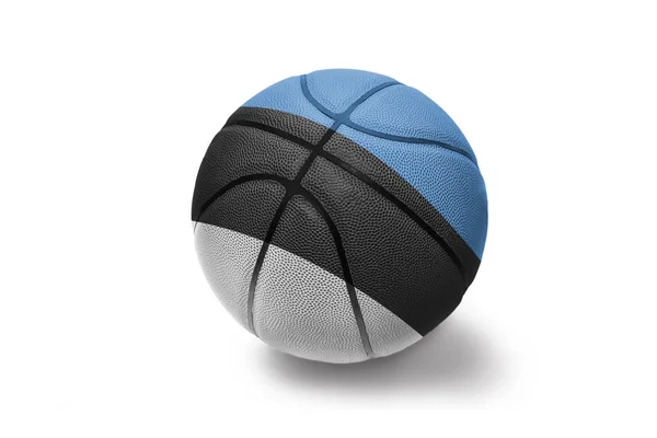 Basketballball mit der estnischen Nationalflagge auf weißem Hintergrund — Stockfoto