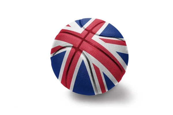 Basketballball mit der britischen Nationalflagge auf weißem Hintergrund — Stockfoto