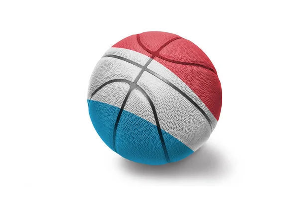 Basketbalová koule s národní vlajkou Lucemburska na bílém pozadí — Stock fotografie