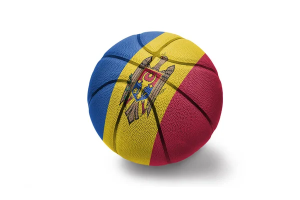 Pelota de baloncesto con la bandera nacional de Moldavia en el fondo blanco —  Fotos de Stock