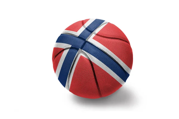 Piłka do koszykówki z Narodową flagą Norwegii na białym tle — Zdjęcie stockowe