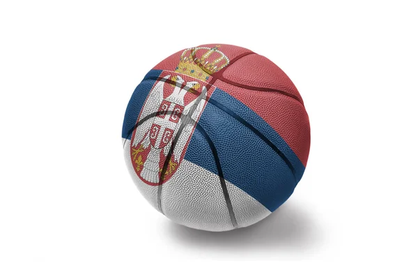 Piłka do koszykówki z flagą narodowej Serbii na białym tle — Zdjęcie stockowe