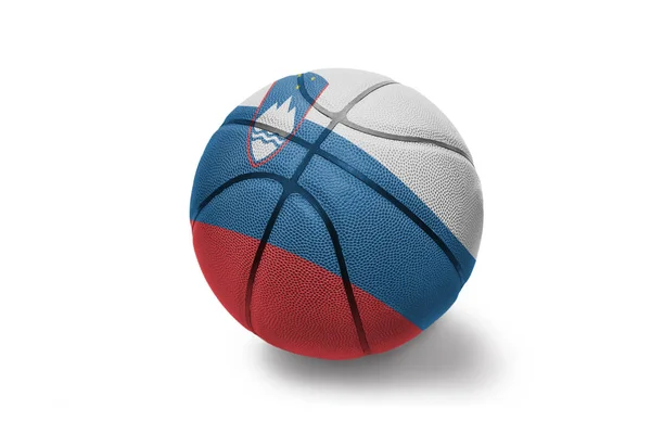 Basketbalový míč s národní vlajkou Slovinska na bílém pozadí — Stock fotografie