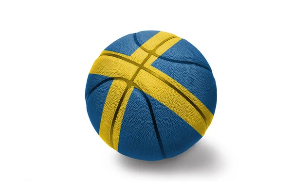 Bola de basquete com a bandeira nacional da Suécia no fundo branco — Fotografia de Stock
