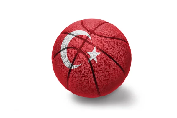 Beyaz arka planda Türkiye 'nin Ulusal bayrağı ile basketbol topu — Stok fotoğraf