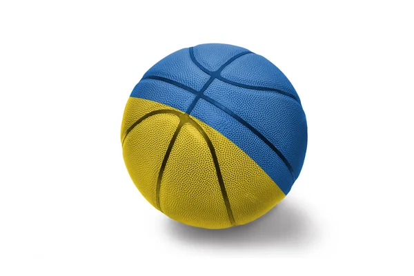 Bola de basquete com a bandeira nacional da Ucrânia no fundo branco — Fotografia de Stock