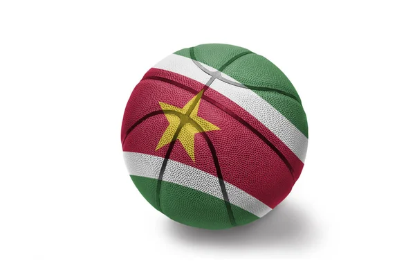 Piłka do koszykówki z flagą narodową Surinamu na białym tle — Zdjęcie stockowe