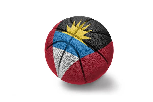 Bola de basquete com a bandeira nacional de antigua e barbuda no fundo branco — Fotografia de Stock