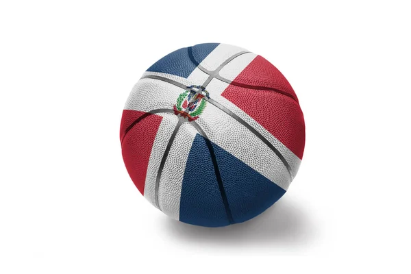 Pelota de baloncesto con la bandera nacional de la república dominicana sobre el fondo blanco —  Fotos de Stock