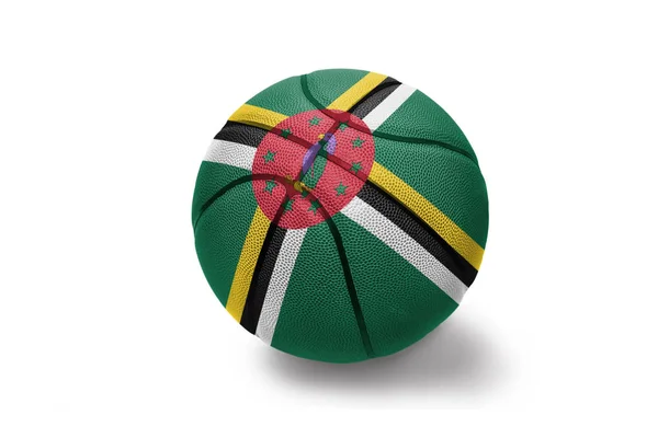 Basketbal bal met de nationale vlag van Dominica op de witte achtergrond — Stockfoto