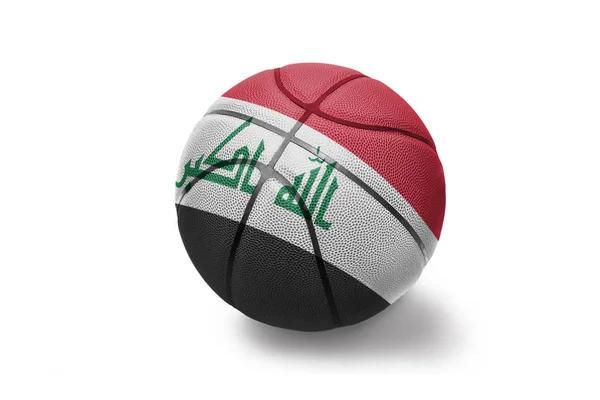Piłka do koszykówki z Narodową flagą Iraku na białym tle — Zdjęcie stockowe