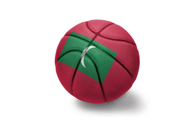 Bola de basquete com a bandeira nacional de maldivas no fundo branco — Fotografia de Stock