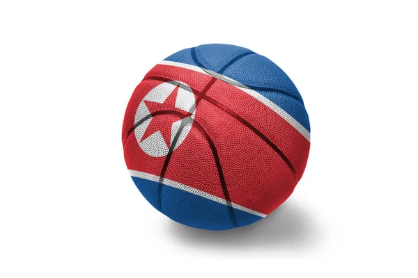 Pelota de baloncesto con la bandera nacional de Corea del Norte sobre el fondo blanco —  Fotos de Stock