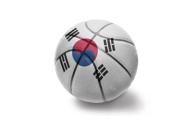 Pelota de baloncesto con la bandera nacional de Corea del Sur sobre el fondo blanco —  Fotos de Stock