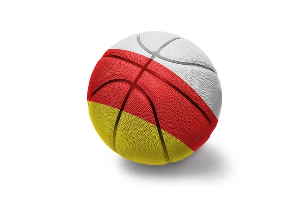 Basketballball mit der Nationalflagge Südossetiens auf weißem Hintergrund — Stockfoto