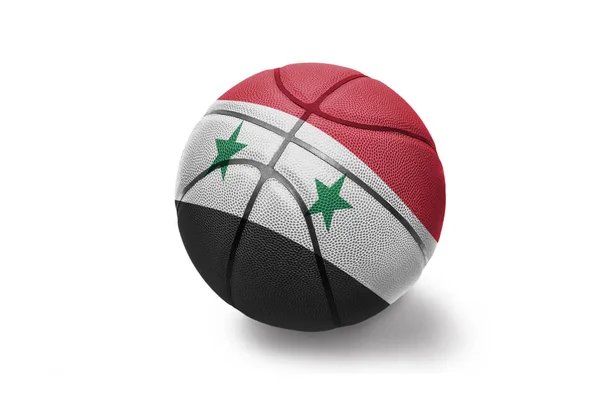 Piłka do koszykówki z Narodową flagą Syrii na białym tle — Zdjęcie stockowe