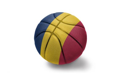 beyaz arka plan üzerinde çad ulusal bayrağı ile basketbol topu