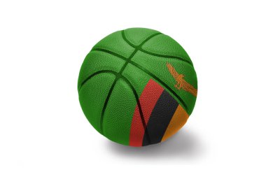 beyaz arka plan üzerinde zambiya ulusal bayrağı ile basketbol topu