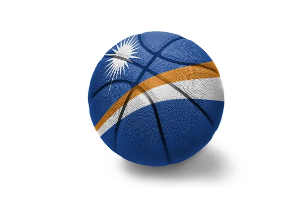 Pelota de baloncesto con la bandera nacional de las Islas Marshall en el fondo blanco —  Fotos de Stock